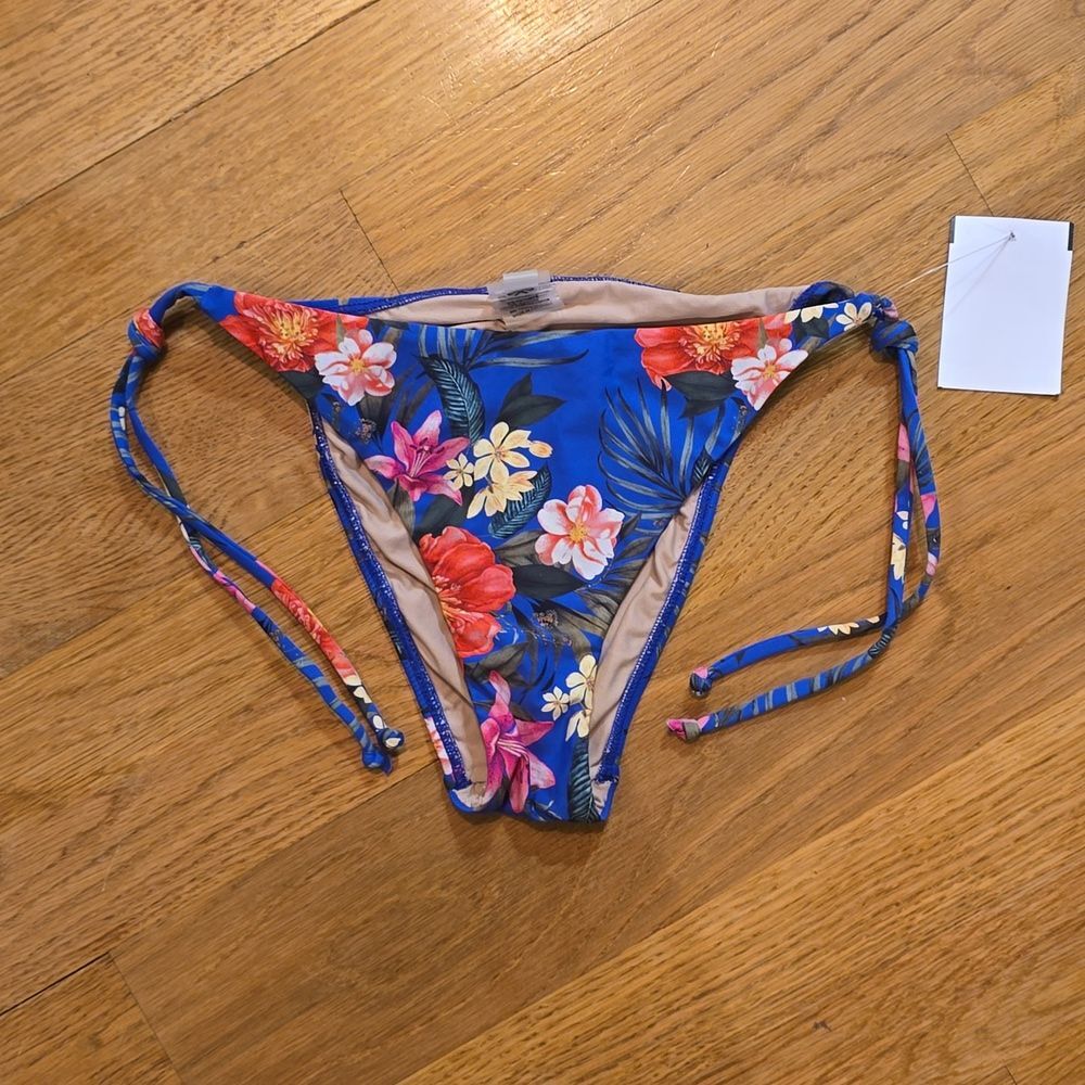 PQ Blue Floral Tie Side Bottoms Sz M NWOT